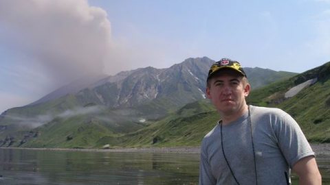 Делаем вид, что мы спокойны. Начал дымиться вулкан