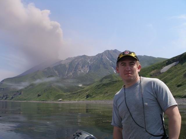 Делаем вид, что мы спокойны. Начал дымиться вулкан