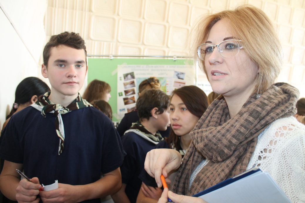 директора Национального парка Бикин знакомится с работами детей