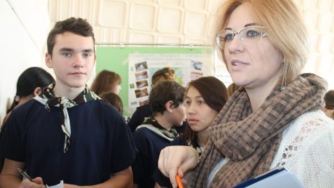 директора Национального парка Бикин знакомится с работами детей