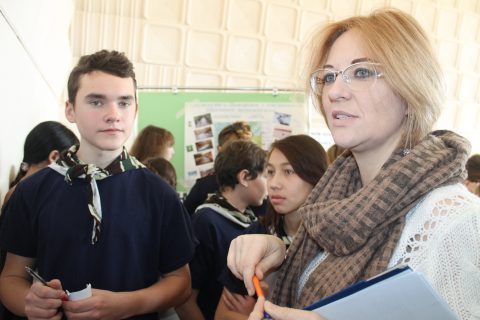 директора Национального парка Бикин знакомится с работами детей