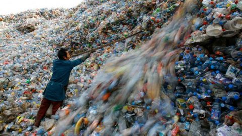 Пластиковые бутылки в центре переработки пластика в Ухани