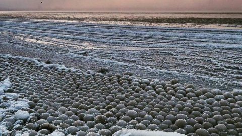 Ледяные шары в Финском заливе.